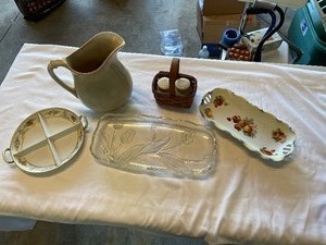 lot 306 image: Miscellaneous Vintage Kitchen Decor As Seen In Photo