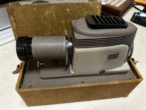 lot 260 image: Vintage Electric Slide Projector Built Into Case