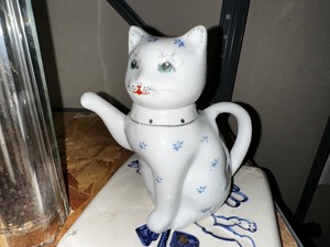 lot 264 image: Vintage Porcelain Cat CreamerTeapot And Remaining Contents Of Shelf