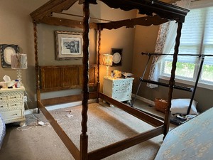 lot 325 image: Full Size Antique Poster Bed Wood