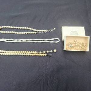 Variety of vintage pearl necklaces - not tested for authenticity