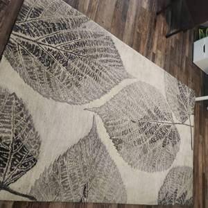 Surya wool rug measuring 5 x 8 feet