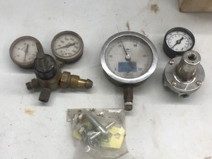 lot 228 image: Lot of Pressure Gauges