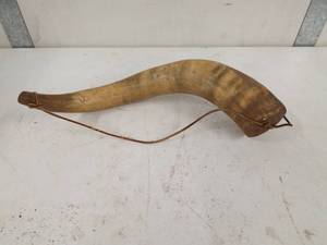 lot 92 image: Vintage blow horn