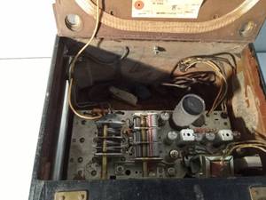 lot 85 image: Vintage radio
