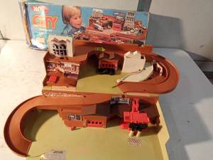 lot 70 image: Hotwheels garage city sto&ampgo set with car in original box