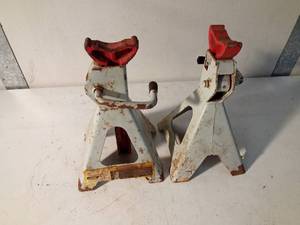 lot 73 image: Pair of 2 ton jack stands