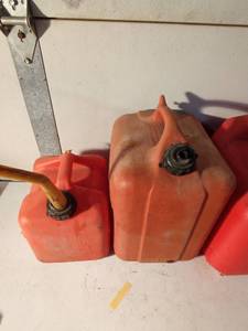 lot 76 image: 4 Gas cans