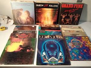 lot 60 image: Box of records 33s