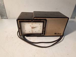 lot 63 image: Vintage Bulova radio