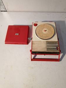 lot 42 image: Childrens Delmonica Transistorized Nivico Electricbattery operated phonograph
