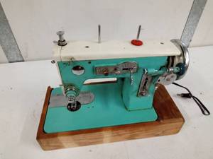 lot 43 image: Vintage Sewing machine