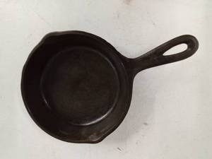 lot 34 image: 6 cast iron pan