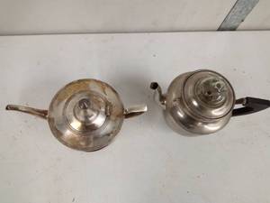 lot 31 image: Tea pot and coffee pot