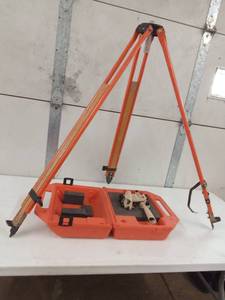 lot 21 image: Transit with tripod