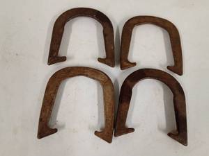 lot 16 image: Set of horseshoes