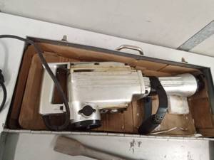lot 12 image: Electric 1240 watt jack hammer