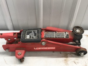 lot 252 image: 2 Ton Jack