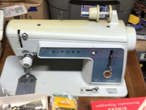 lot 256 image: Vintage Singer Sewing Machine with Accessories