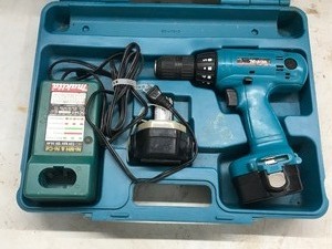 lot 305 image: Makita Battery Operated Drill - 2 Batteries with Charger - 14 volt
