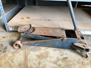 lot 326 image: Large Floor Jack