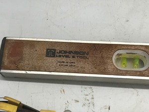 lot 371 image: 4 ft Level - Grease Gun - Light Bulb Changer Extends to 11.5 ft