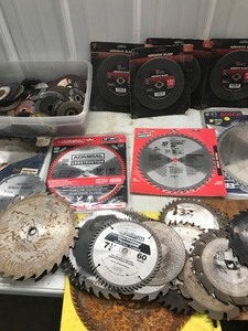lot 392 image: Lot of Saw Blades - Different Sizes - Some New & Used - WoodMetal Blades & More
