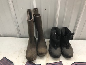lot 410 image: Rubber boots, snow boots and 4 prs new work gloves