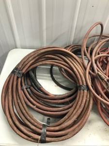 lot 420 image: Tote of air hoses