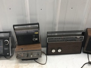 lot 427 image: Lot of electronics - Zenith alarm clockradio, Panasonic radio, Realistic radio