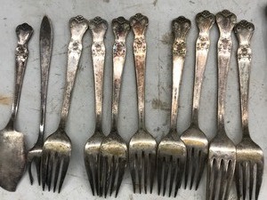 lot 518 image: Vintage silverware