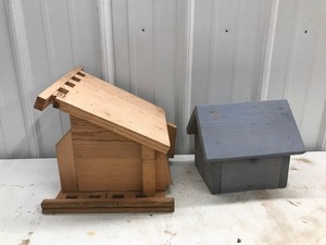 lot 519 image: 2 Bird houses