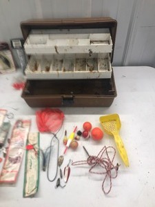 lot 592 image: Lot of fishing items