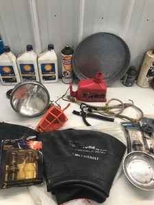 lot 602 image: Lot of automotive items