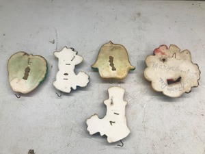 lot 612 image: Vintage chalkware wall hanging