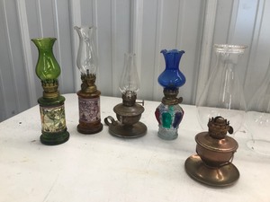 lot 628 image: lot of Vintage lanterns and globes