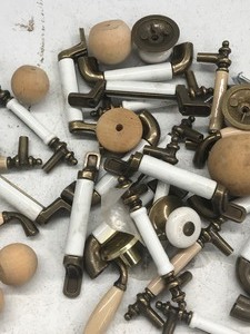 lot 633 image: Lot of drawer handles and hardware