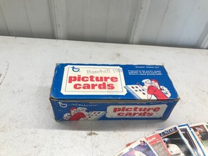lot 638 image: Lot of 500 baseball cards (1988 box of Topps cards and some random loose baseball cards)