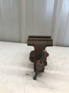 lot 643 image: Vise