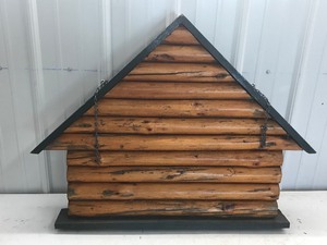 lot 657 image: Log cabin hanging decor
