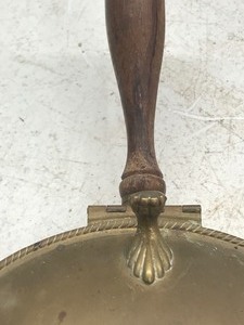 lot 662 image: Vintage&nbspBrass Silent Butler Crumb Catcher Coat of Arms & Wooden Handle Italy