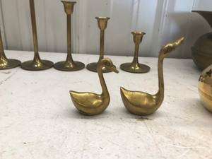lot 663 image: Lot of brass items and more