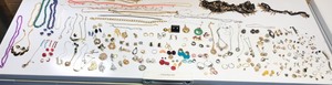 lot 667 image: Lot of jewelry