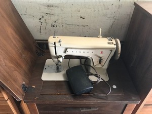 lot 672 image: Fashionmate Singer sewing machine on stand