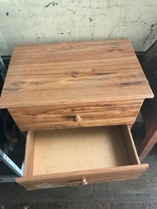 lot 674 image: 4 Drawer dresser