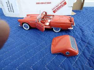 lot 533 image: Danbury Mint 1956 Ford Thunderbird Die cast model car