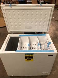 Magic Chef 8.7 cu. ft. Manual Defrost Chest Freezer in White Damaged   Customer Returns See Pictures