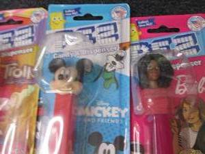 lot 304 image: 6 Pez Dispensers...