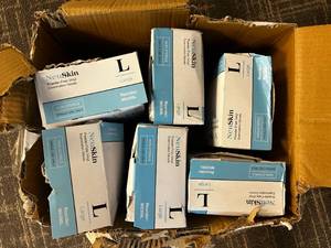 Neuskin Lot of Vinyl Gloves Size large