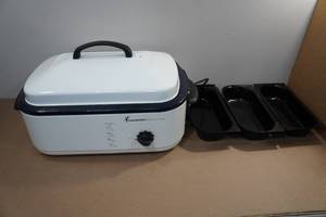 lot 222 image: Toast Master 18 Quart Roaster Oven